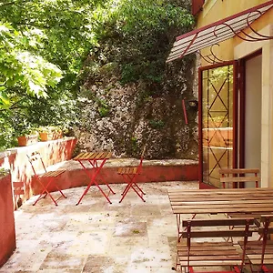 Hébergement de vacances Maison Au Coeur De De Vaucluse, Nichée Sur Le Rocher Et Surplombant La Sorgue, Fontaine-de-Vaucluse